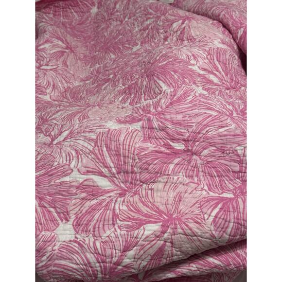 Pottery Barn X Lilly Pulitzer Reversible King Quilt in Lilly Of The Jungle - Picture 4 of 13